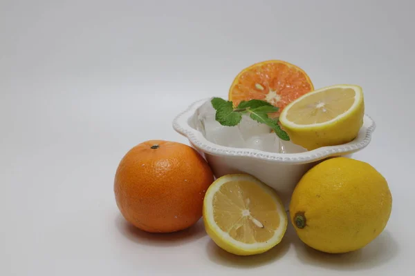 Una Rebanada Naranja Fresca Limón Con Hojas Menta — Foto de Stock