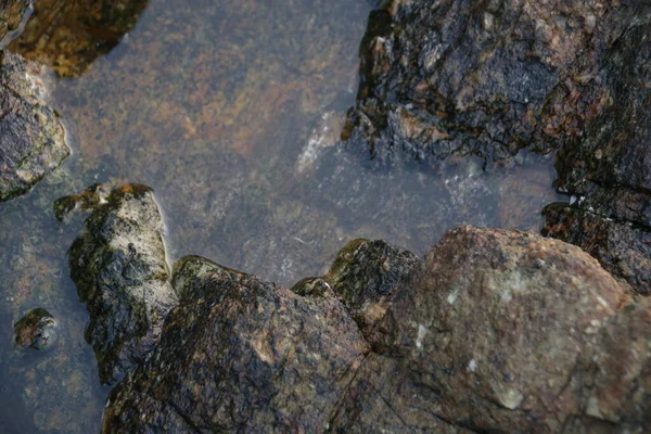 Água Entre Rochas Junto Mar — Fotografia de Stock