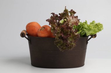 Bir sepet organik sebze.