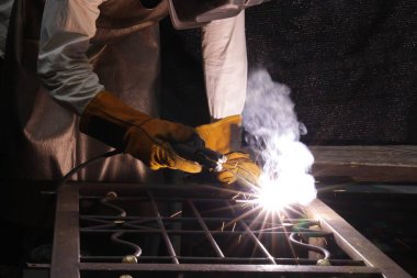 Kaynak Metalinden kıvılcım 