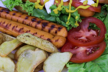 Taze sebze ve patates kızartması ile Hot Dog 'u kapat.