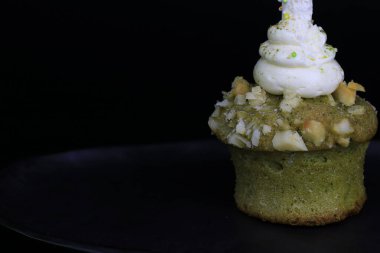 Siyah Arkaplanda Yeşil Çay Kadehi Keki