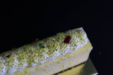 Üstünde ezilmiş fıstıklı peynirli kek.