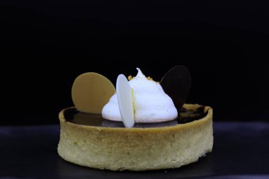 Çikolatalı turtayı kapat.