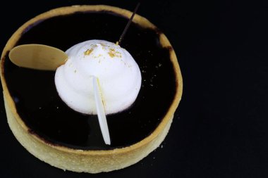 Çikolatalı turtayı kapat.