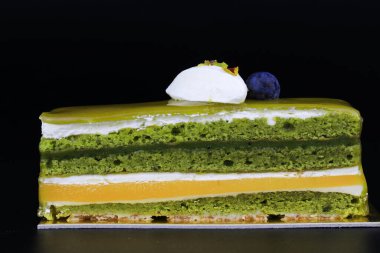 Bir dilim yeşil çay keki kapatıver.