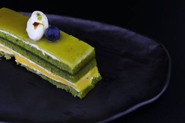 Bir dilim yeşil çay keki kapatıver.