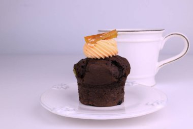 Çikolatalı keki kapatıyoruz, üstüne de portakal kreması konmuş.