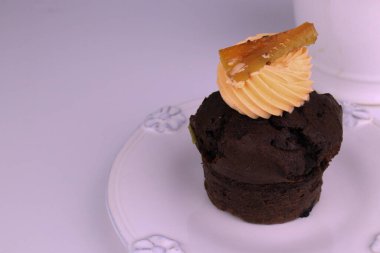 Çikolatalı keki kapatıyoruz, üstüne de portakal kreması konmuş.