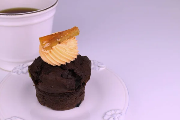 Çikolatalı keki kapatıyoruz, üstüne de portakal kreması konmuş.