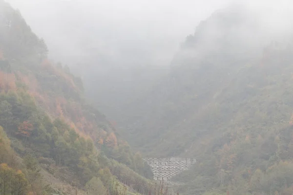 秋天的山谷景色 树叶变成了褐色 高山上笼罩着薄雾 — 图库照片