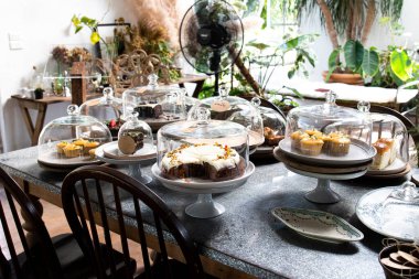 Çeşitli Pastalar ve Kekler Masası