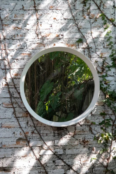 Runder Spiegel Auf Weißer Ziegelmauer Garten Mit Alkohol Und Flüssigseife — Stockfoto