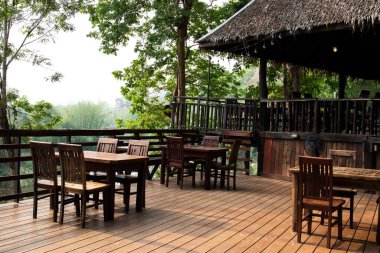 Bir tatil köyünde ya da pansiyonda, muhtemelen tropikal ya da doğal bir ortamda, muhtemelen Tayland 'da bir açık hava ya da dinlenme alanı.. 