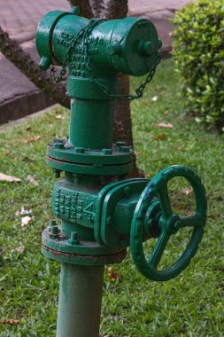 Bir yangın musluğu, aktif yangın koruma sistemlerinin önemli bir bileşenidir.. 