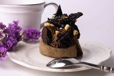 Çikolatalı kremalı keki kapat.