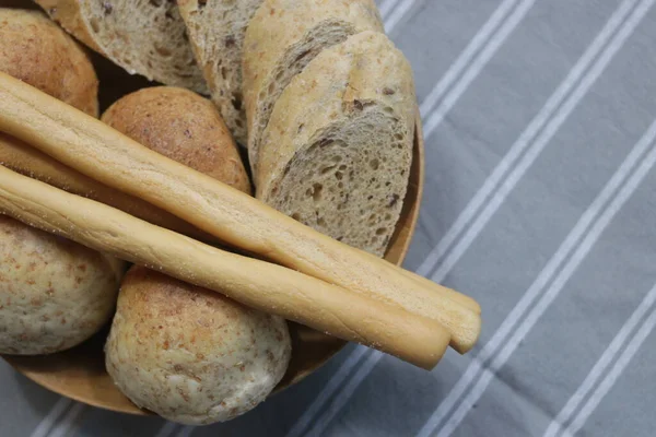 Mini Bun Baguette Cestino Sfondo Bianco — Foto Stock