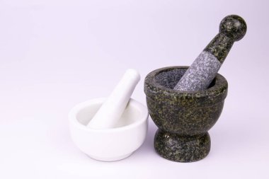 Beyaz arkaplanda havan ve Pestle