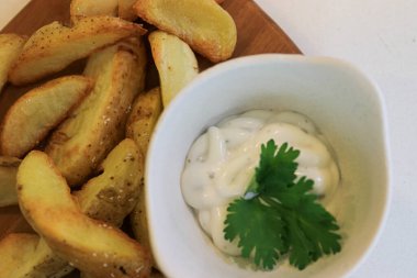 Patates dilimleri, sık sık baharatlı, ve genellikle fırında veya kızarmış patates parçaları.. 