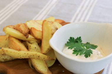 Patates dilimleri, soslu popüler bir meze.