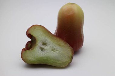 Gül Elması, ayrıca Wax Apple, Water Apple veya Bell Fruit olarak da bilinir (bilimsel adları Syzygium samarangense, Syzygium aqueum veya Syzygium jambos 'dur.). 