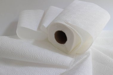 Beyaz kağıt havlunun dokusu ve deseni, genellikle mutfak döküntüleri ve genel temizlik için kullanılır.. 