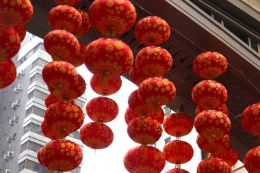 Çin 'de Bahar Festivali ya da Vietnam' da TT olarak da bilinen ve genellikle Ay Yeni Yılı ile ilişkilendirilen sayısız kırmızı Çin feneri.. 