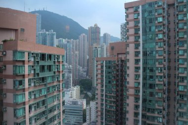 Victoria Tepesi 'nden ya da yakınlarından Hong Kong' da bir dağ ve binaların manzarası.. 