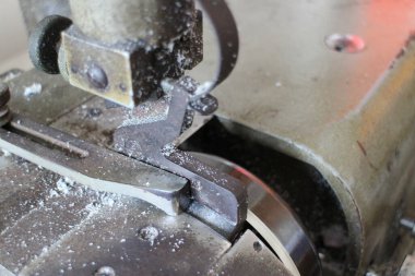 Metal kesme testeresi, özellikle bir çeşit testere ya da metal kesmek için kullanılan dairesel testere. Bu testereler genellikle atölyelerde ve sanayi ortamlarında tüpler, kutu bölümleri ve daireler gibi malzemeleri verimli bir şekilde kesmek için kullanılır.. 