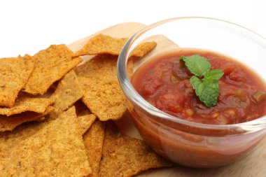 Beyaz arka planda salsa soslu tortilla cipsi.