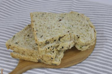 Beyaz arkaplanda ekmek ve tereyağı