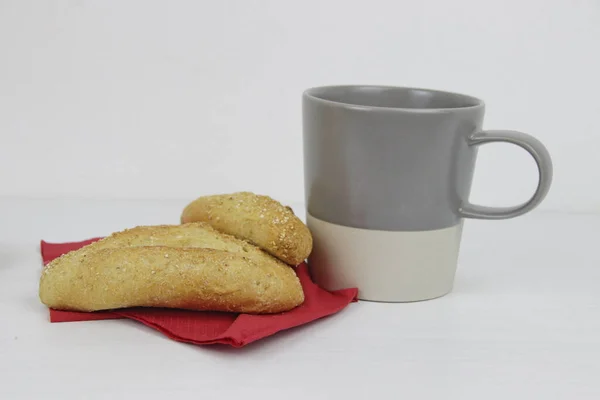 Bagutte Und Butter Auf Weißem Hintergrund Mit Heißem Kaffee — Stockfoto