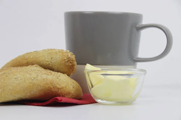 Bagutte Butter Białym Tle Gorącą Kawą — Zdjęcie stockowe