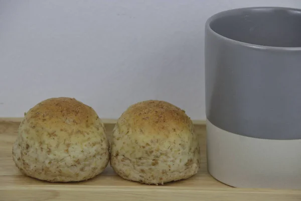 Mini Tam Buğday Ekmeği Tereyağlı Bir Fincan Kahve — Stok fotoğraf
