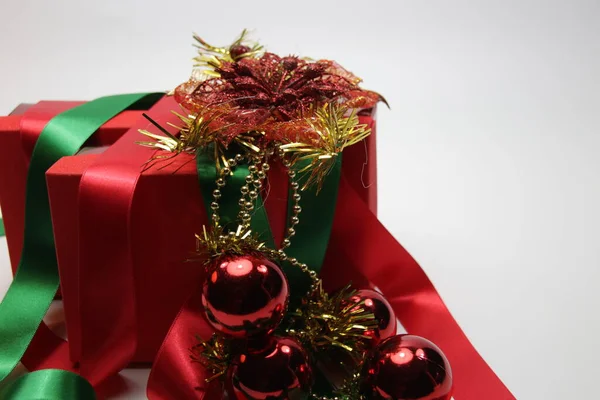 Cajas Regalo Rojas Bola Colgante Navidad Cadena Oro Fondo Blanco — Foto de Stock