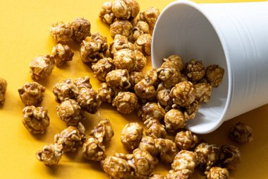 Sarı Arkaplanda Karamelli Patlamış Mısır