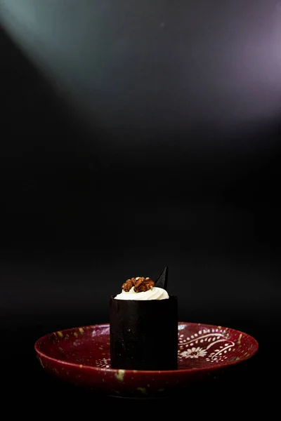 Cerca Pastel Mousse Chocolate Sobre Fondo Negro — Foto de Stock