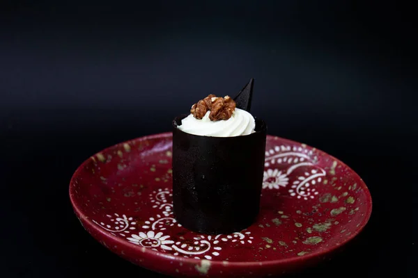Fechar Bolo Mousse Chocolate Fundo Preto — Fotografia de Stock
