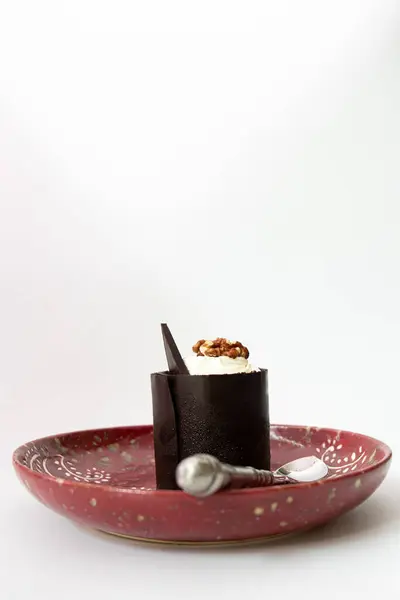 Cerca Pastel Mousse Chocolate Sobre Fondo Blanco — Foto de Stock