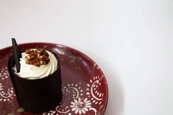 백지에 초콜릿 케이크를 클로즈업하다 — 스톡 사진