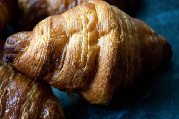关闭Croissant 法国面包 — 图库照片