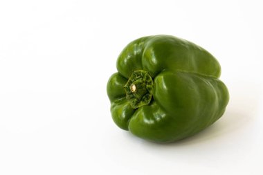 Beyaz arkaplanda yeşil dolma biber