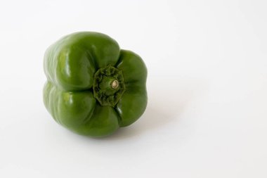 Beyaz arkaplanda yeşil dolma biber