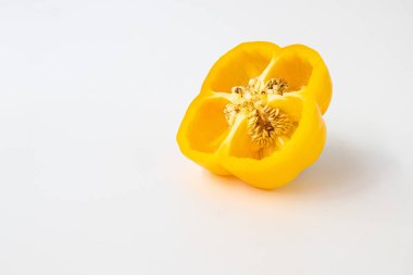 Beyaz Arkaplanda Sarı Çan Biberi 'nin yarısı