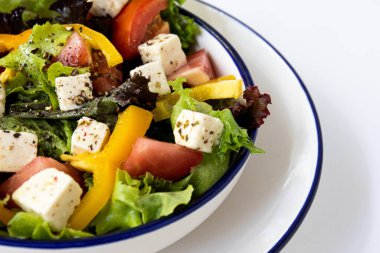 Akdeniz salatası, peynirli yeşil sebze, Fransız sosu.