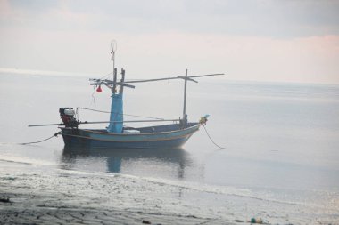 Sabahları sahilde balıkçı teknesi. 