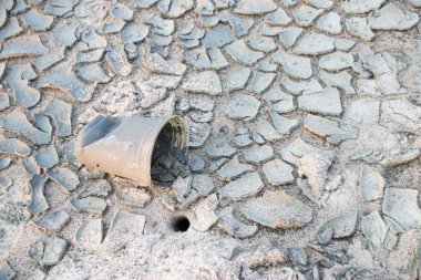 Plajdaki kirlilik, plastik torbalar, şişeler, çatlak kumdaki maskeler, Çevresel Kriz