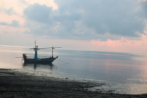 Рыбацкая Лодка Пляже Утреннее Время — стоковое фото