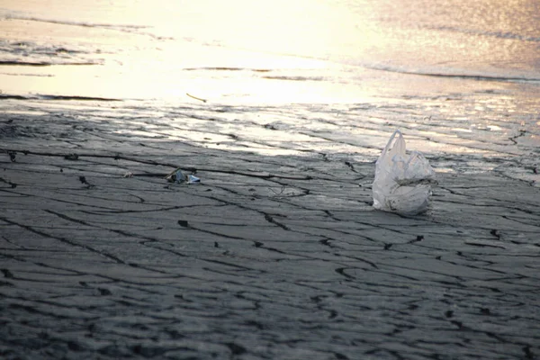 Contaminación Playa Bolsas Plástico Botellas Máscaras Arena Agrietada Crisis Ambiental — Foto de Stock