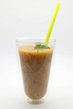  Bir Passion Fruit smoothie, popüler ve ferahlatıcı bir içecek.. 